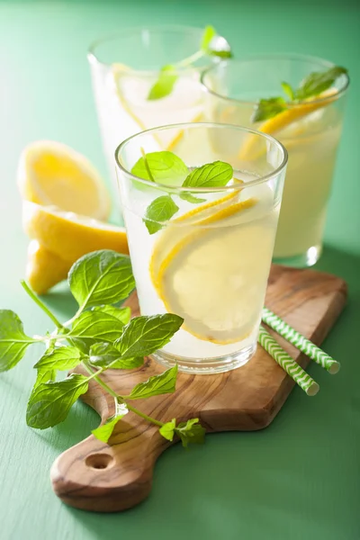 Boisson limonade fraîche à la menthe dans des verres — Photo