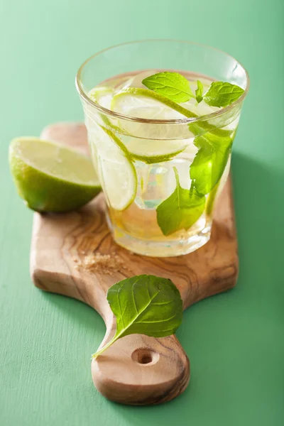 Mojito koktejl a ingredience nad zeleným pozadím — Stock fotografie