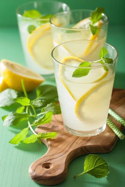 Bebida de limonada fresca com hortelã em copos — Fotografia de Stock