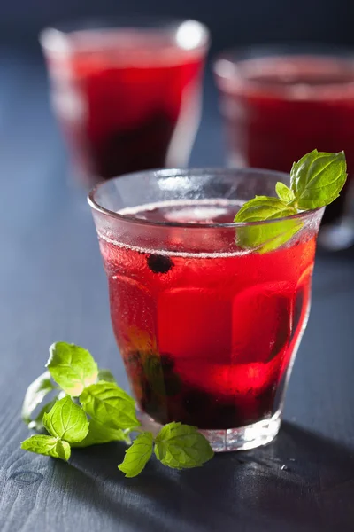 Refreshing blueberry drink with lime and mint — Stock Photo, Image