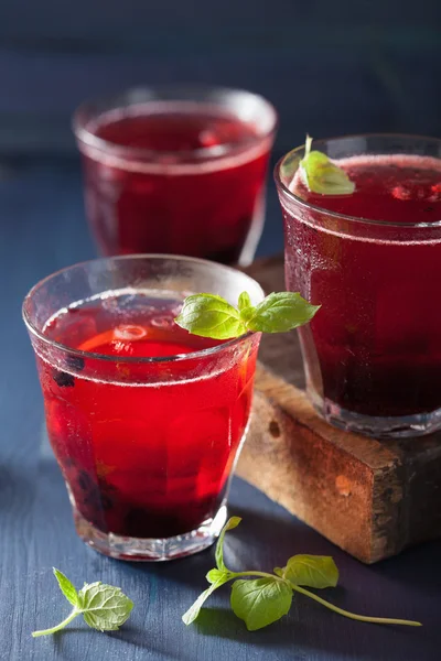 Osvěžující drink Borůvka s limetkou a mátou — Stock fotografie