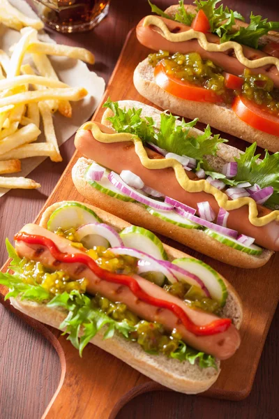 Гарячі собаки з овочами кетчуп гірчиця — стокове фото