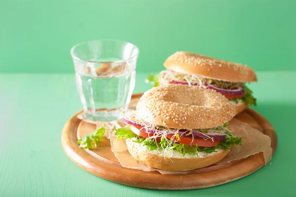Tomat smörgås på bagel med färskost lök sallad alfalfa — Stockfoto