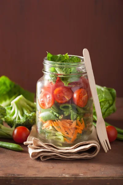 Healthy vegetable salad in mason jar. tomato, broccoli, carrot, — Stock Photo, Image