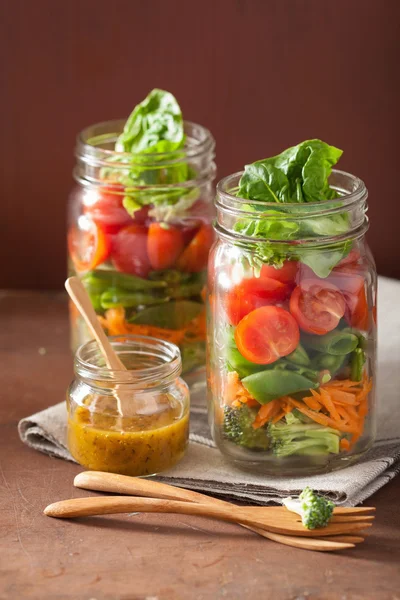 Insalata di verdure sana in vaso di muratore. pomodoro, broccoli, carota , — Foto Stock