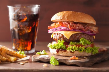 pastırma peynirli burger sığır patty domates soğan ile