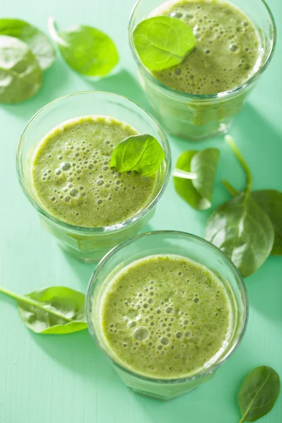 Здоровый зеленый коктейль из шпината с листьями — стоковое фото