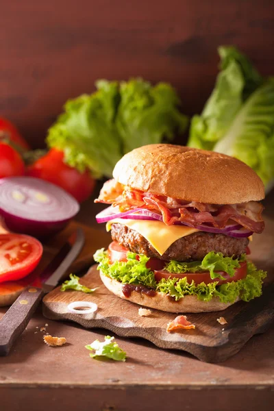 Bacon cheese burger with beef patty tomato onion — Stock Photo, Image