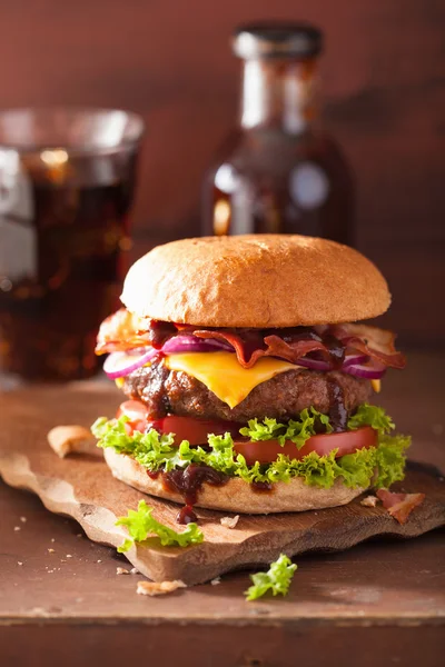 Spek kaas hamburger met rundvlees patty tomaat UI — Stockfoto
