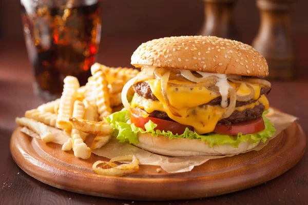 Hamburguesa doble con tomate y cebolla —  Fotos de Stock