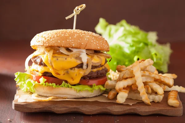 Double cheeseburger with tomato and onion — Stock Photo, Image