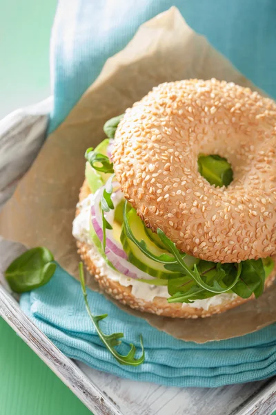 Avokádo sendvič na pečivo s tvarohem cibulí okurkou arugu — Stock fotografie