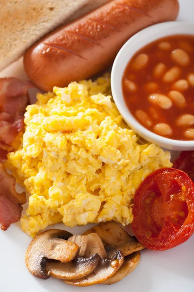 Englisches Frühstück mit Rührei, Speck, Wurst, Bohne — Stockfoto