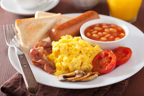 Pequeno-almoço inglês completo com ovos mexidos, bacon, salsicha, feijão — Fotografia de Stock