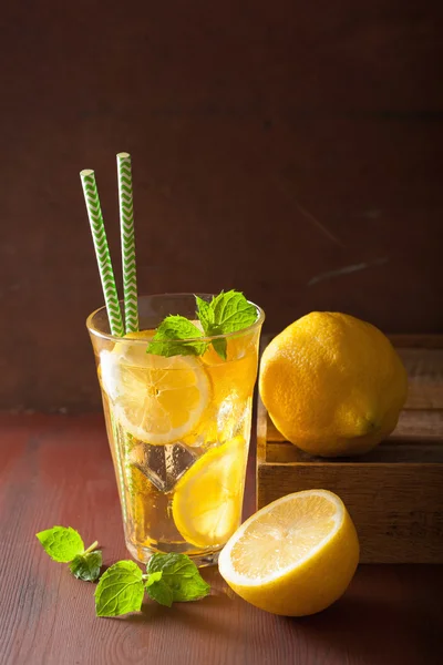 Tè freddo con limone e menta su sfondo rustico scuro — Foto Stock