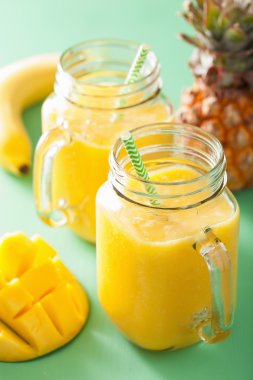 mango ananas muz mason kavanoza ile sağlıklı sarı güler yüzlü