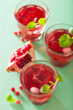 Nar İçecek melissa ile yaz