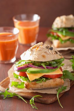 domates avokado peynirli sandviç salatalık soğan ile