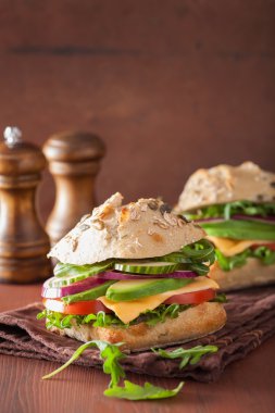 domates avokado peynirli sandviç salatalık soğan ile