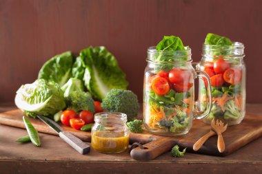 mason kavanoza sağlıklı sebze salatası. domates, brokoli, havuç, 