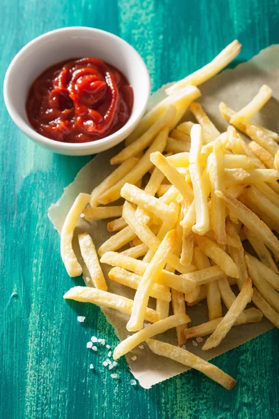 Patatine fritte con ketchup su sfondo verde — Foto Stock