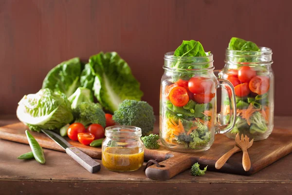 Mason kavanoza sağlıklı sebze salatası. domates, brokoli, havuç, — Stok fotoğraf
