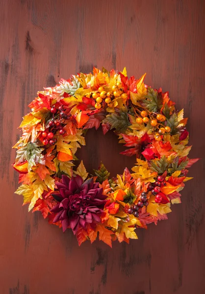 Bricolage artisanal artifical couronne d'automne décoration avec des feuilles berr — Photo