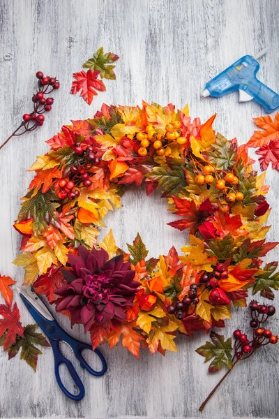 Handmade diy artifical autumn wreath decoration with leaves berr — Stock Photo, Image