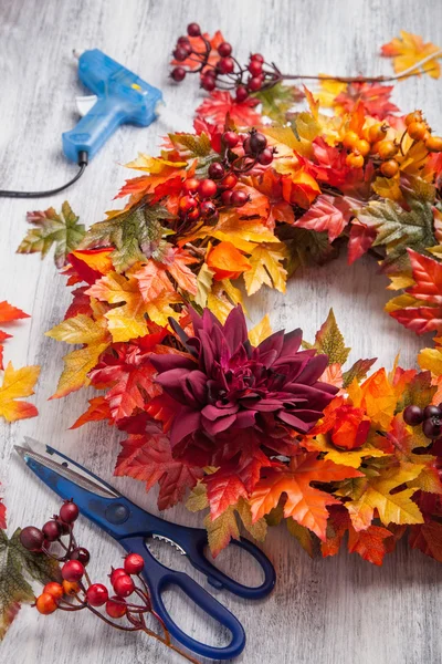 Handmade diy artifical autumn wreath decoration with leaves berr — Stock Photo, Image