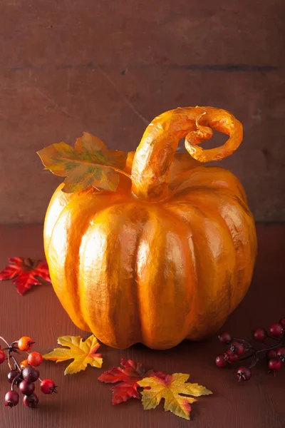 Decoratieve gouden papier-mache pompoen en herfstbladeren voor hal — Stockfoto