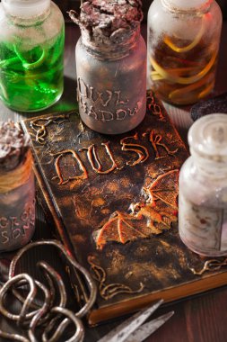 cadı eczacı kavanozları sihirli iksirler cadılar bayramı dekorasyonu