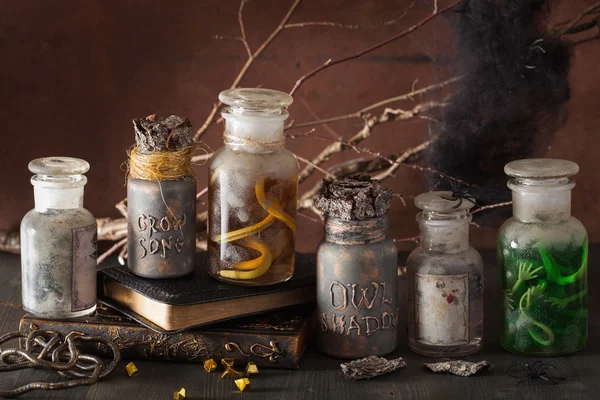 Cadı eczacı kavanozları sihirli iksirler cadılar bayramı dekorasyonu — Stok fotoğraf