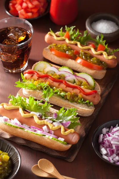 Grillowane hot-dogi z warzyw ketchup musztarda — Zdjęcie stockowe