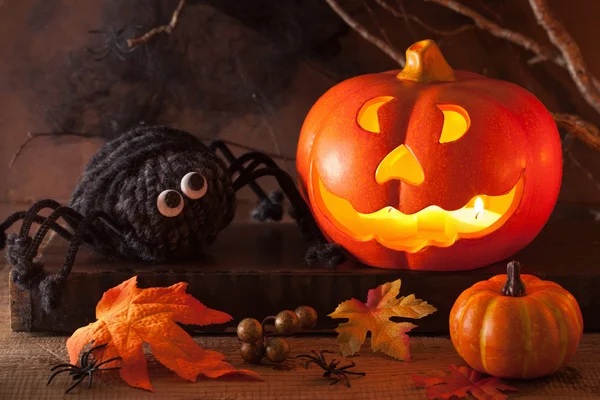 Halloween Jack O Lanterna abóbora decoração aranhas velas — Fotografia de Stock
