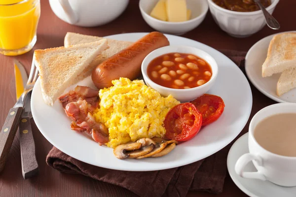 Petit déjeuner anglais complet avec œufs brouillés, bacon, saucisse, haricot — Photo