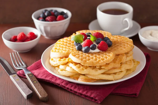 Waffles with creme fraiche and berries for breakfast — Stock Photo, Image