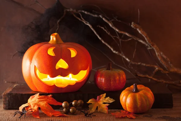 Halloween jack o laterne kürbis dekoration spinnen kerzen — Stockfoto