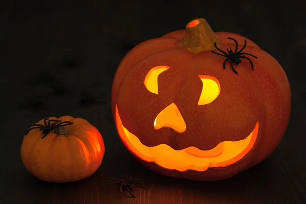 Halloween jack o laterne kürbis dekoration spinnen kerzen — Stockfoto