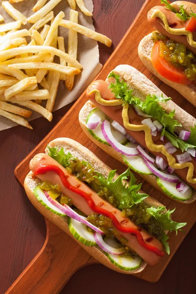 Cachorros-quentes grelhados com legumes ketchup mostarda — Fotografia de Stock