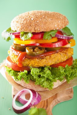 sebzeli nohut ve Mısır biber jalapeno soğan burger