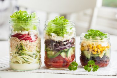mason kavanoz sağlıklı sebze peynirli salata