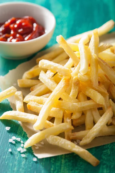 Patatine fritte con ketchup su sfondo verde — Foto Stock