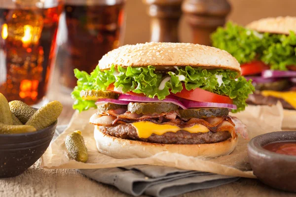 Spek kaas hamburger met pickles tomaat UI — Stockfoto