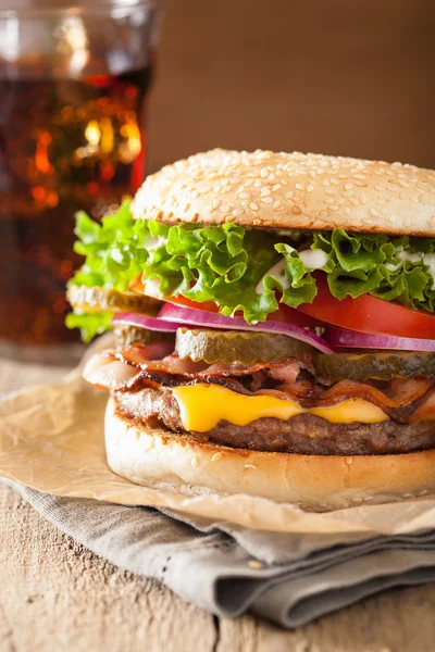 Hambúrguer de queijo bacon com picles cebola de tomate — Fotografia de Stock