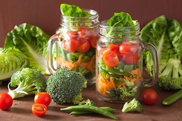 Insalata di verdure sana in vaso di muratore. pisello di carota broccolo di pomodoro — Foto Stock