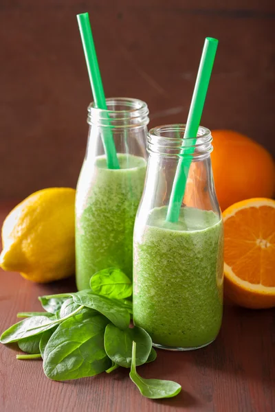 Healthy green spinach smoothie with lemon orange — Stock Photo, Image