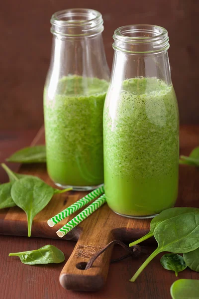 Frullato di spinaci verdi sani con arancia al limone — Foto Stock