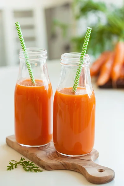 Jus de carotte et légumes frais — Photo