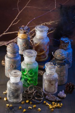 cadı eczacı kavanozları sihirli iksirler cadılar bayramı dekorasyonu