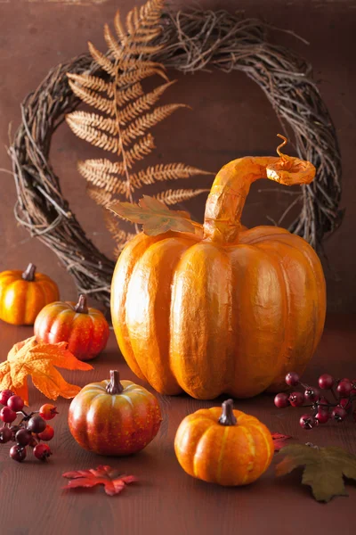 Calabaza decorativa de papel-mache dorado y hojas de otoño para hal — Foto de Stock